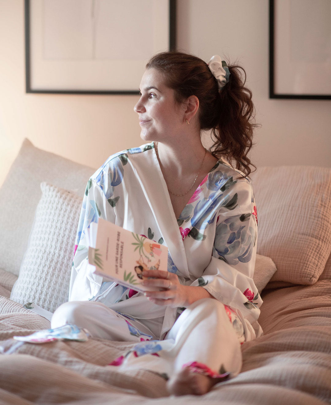 Robe de chambre et pyjamas en satin fleuri faits au Québec